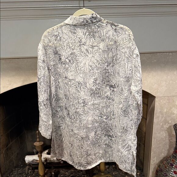 Chico's Gray and White Floral Button Down Shirt size XL - Picture 4 of 4